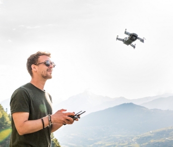 Drones de loisir : ils doivent être enregistrés et leurs pilotes formés